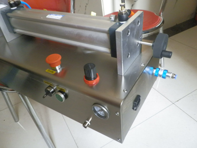 半自動(dòng)液體灌裝機控制臺細節