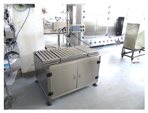半自動(dòng)稱(chēng)重式液體灌裝機